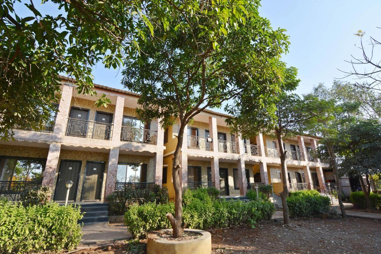 Oyo Midway Park Resort Atgaon Dış mekan fotoğraf